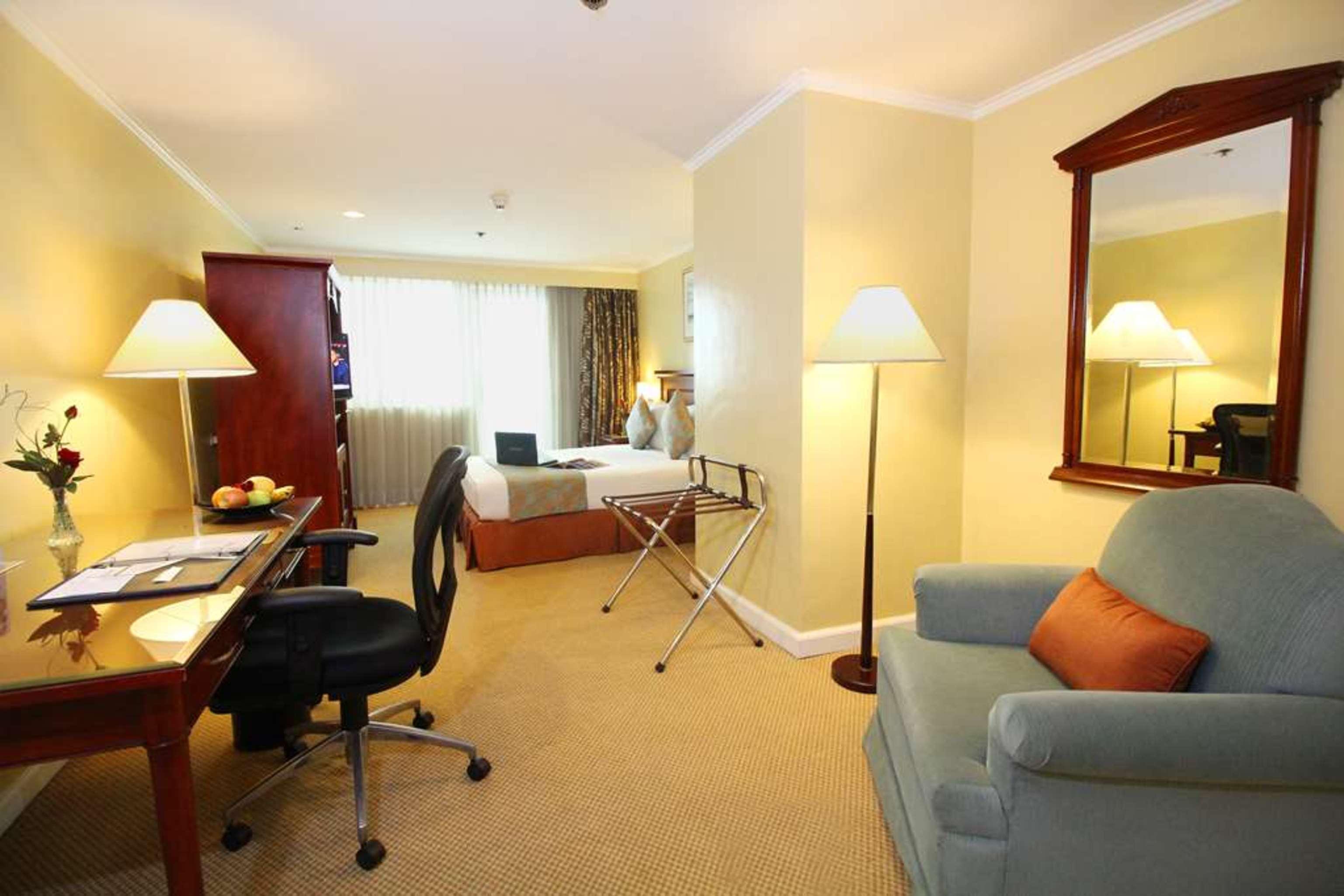 Oxford Suites Makati San Pedro Makati Exterior foto