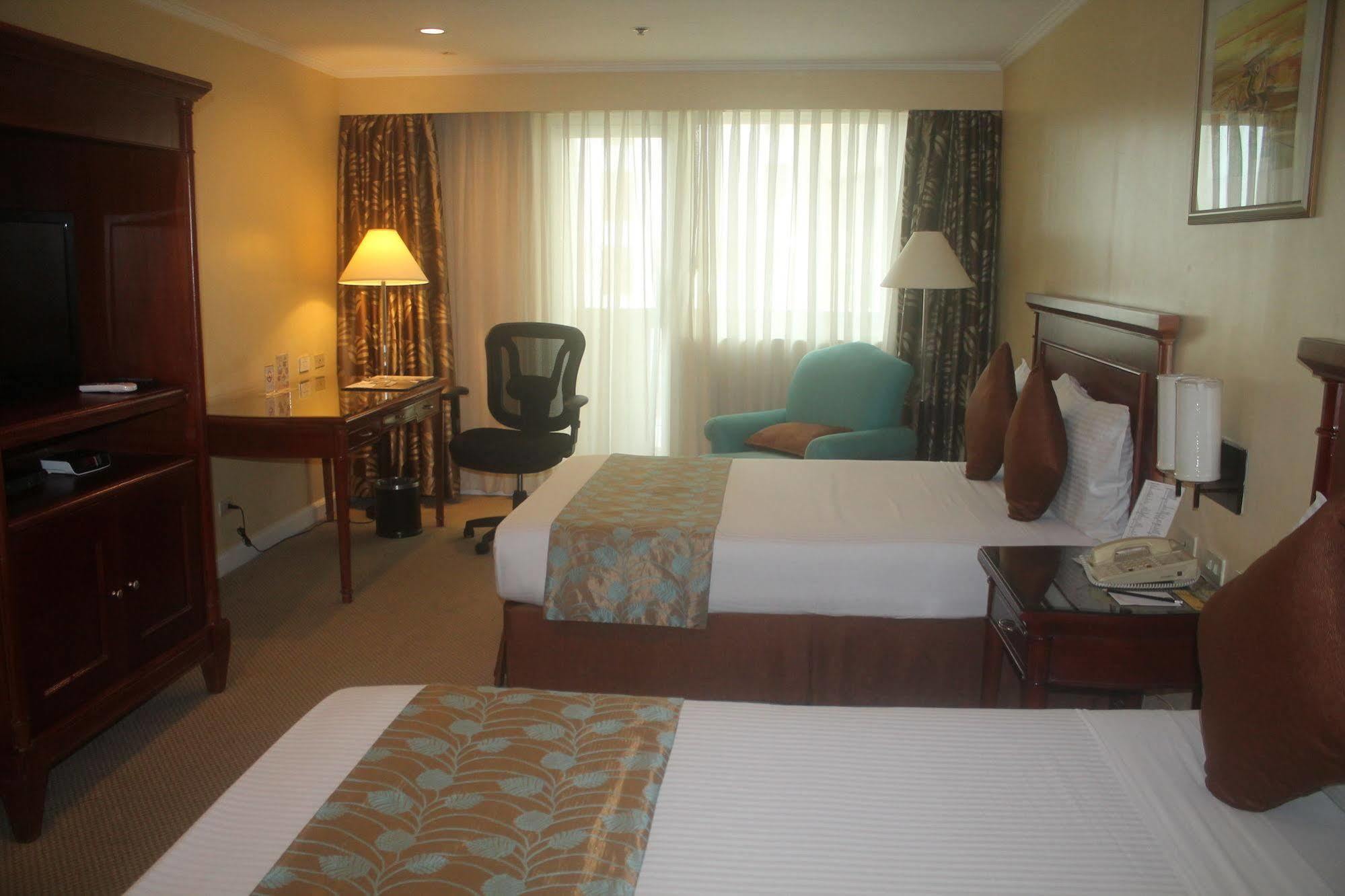 Oxford Suites Makati San Pedro Makati Exterior foto