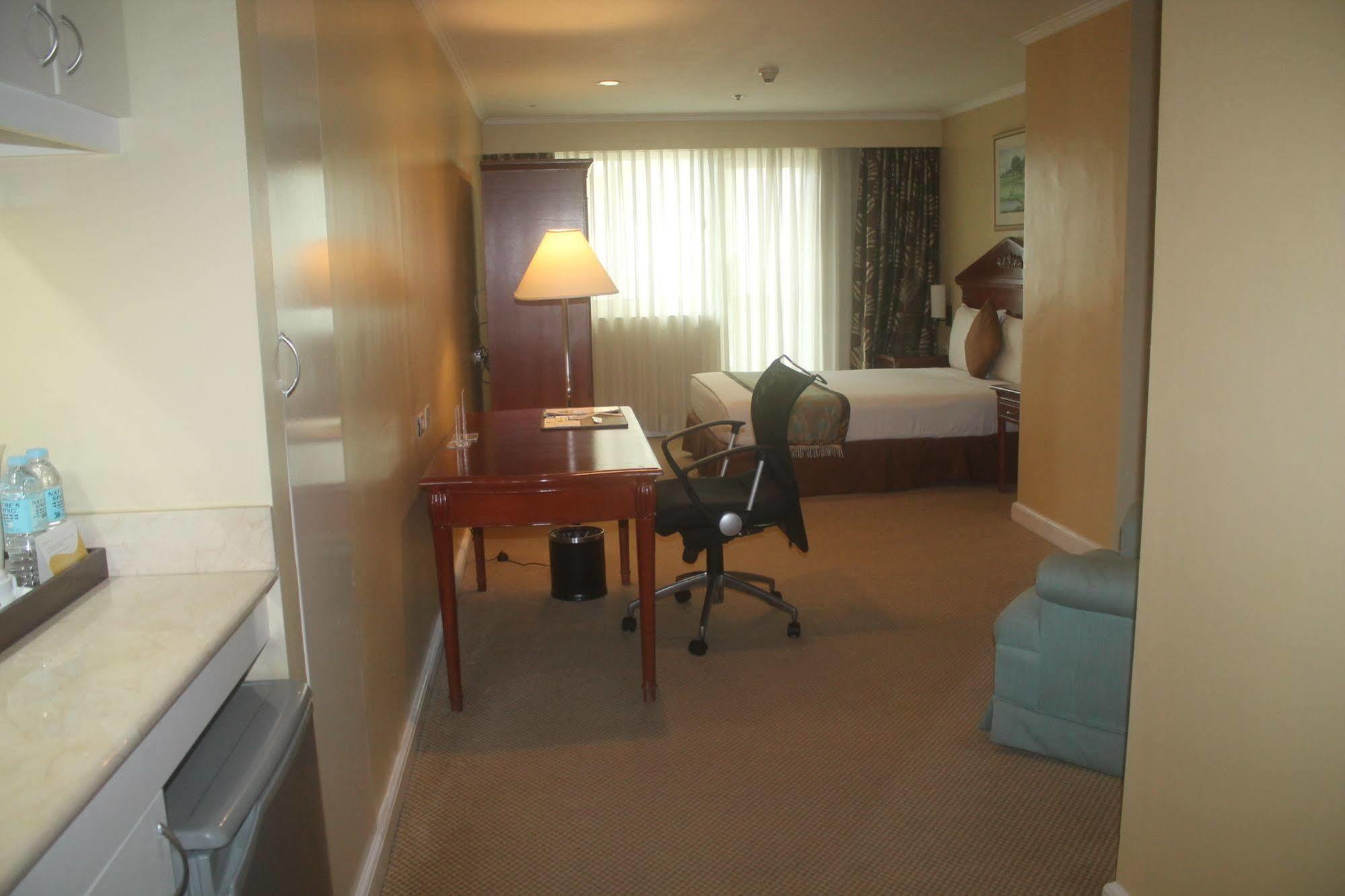 Oxford Suites Makati San Pedro Makati Exterior foto